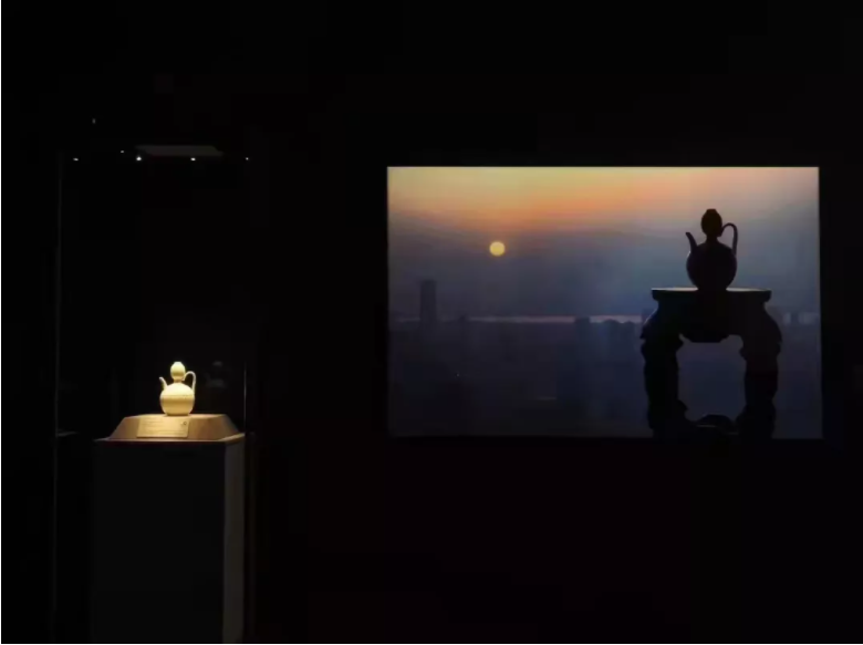 不朽情缘官网登录入口-德基美术馆展柜