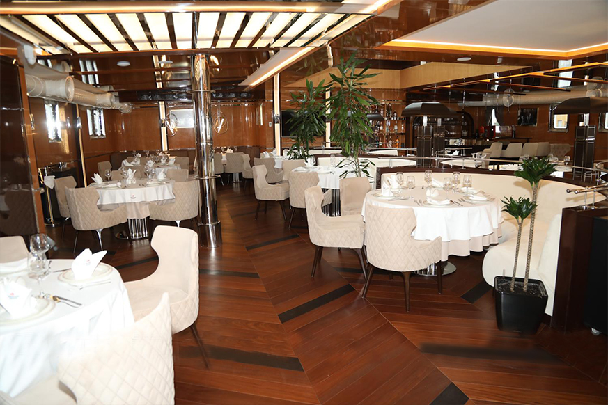 馆内有一家餐厅，游客可以品尝民族美食和海鲜