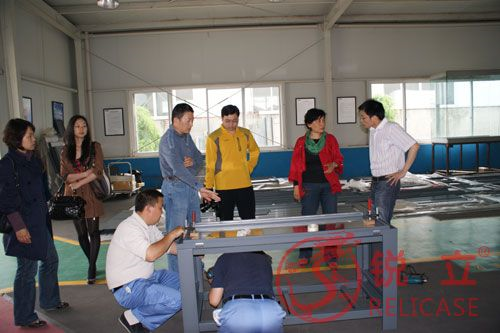 中国国家博物馆展览部主任曹新欣先生和副主任王杰先生参观了不朽情缘官网登录入口展柜生产基地2