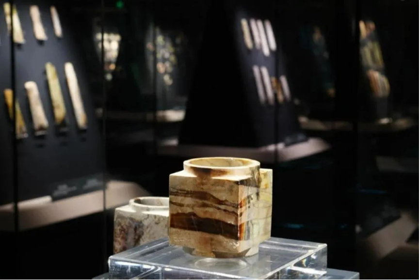 看到这张照片，你是不是以为玉琮在“裸展”？没错，确实像。但它真的没有裸展