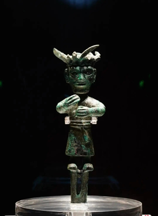 改造后的青铜立人展柜