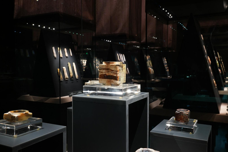 玉石展柜区，因为低反玻璃的加持，更显通透