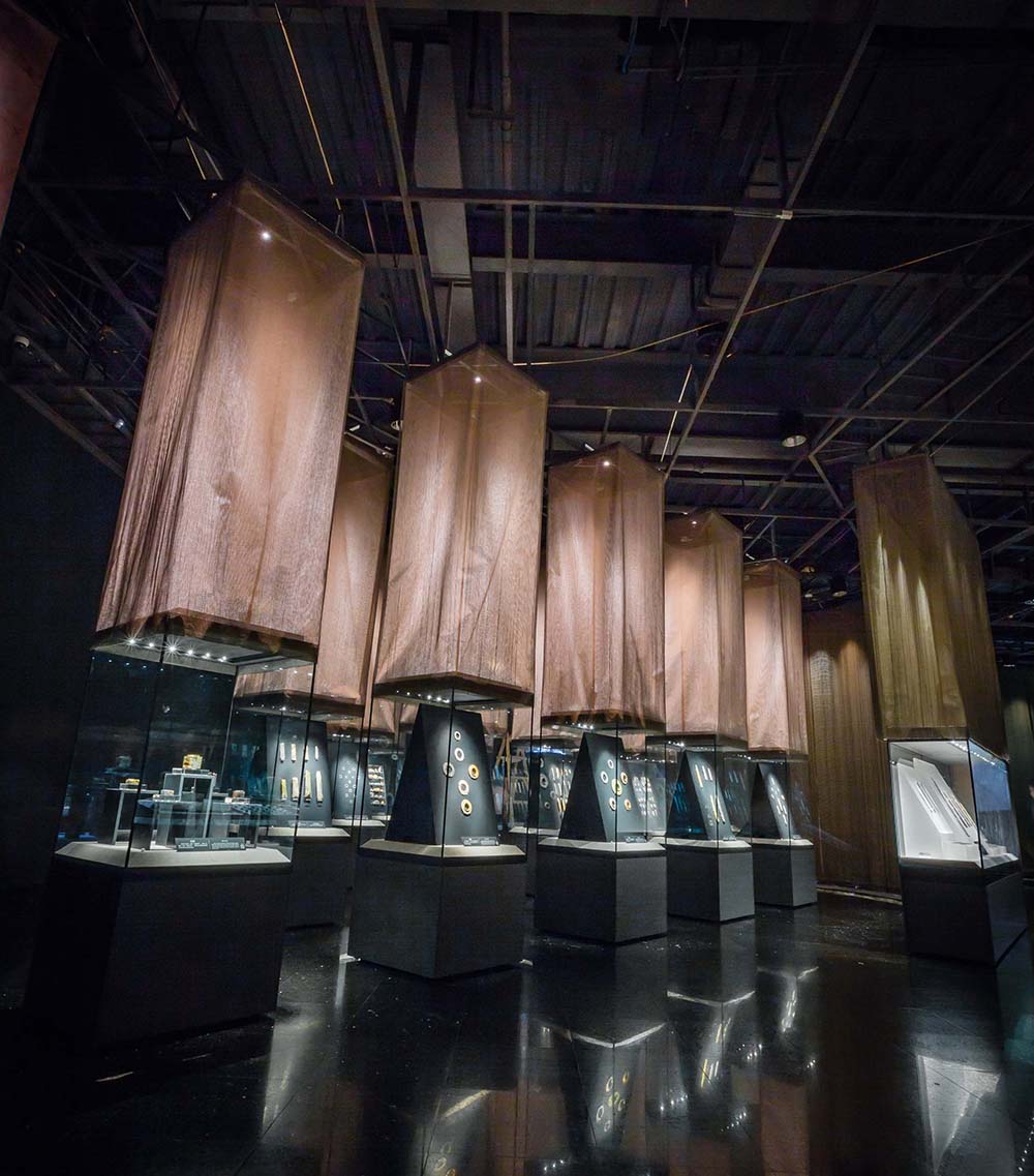 金沙博物馆纱网垂降展柜，营造庄严、神圣氛围