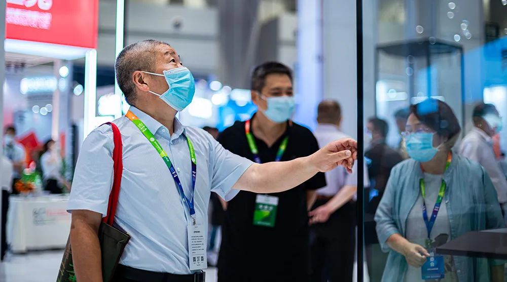 客户观赏不朽情缘官网登录入口玻璃顶对开独立柜