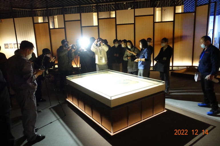 上海博物馆《莲塘乳鸭图》展柜安装现场1